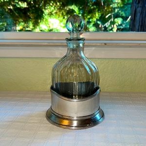 Glass decanter with holder
